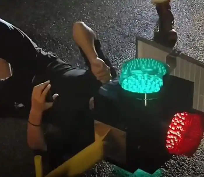 Man stuck in traffic light during a bizarre accident in China